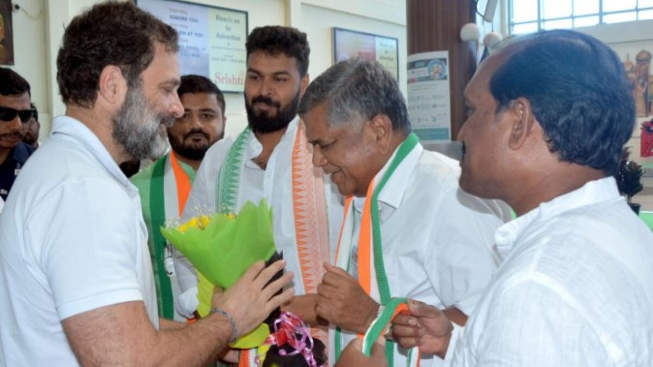 Former BJP leader Jagadish Shettar, who jumped ship and joined the Congress recently, welcomes party leader Rahul Gandhi at Hubballi Airport on Sunday. Credit: DH Photo