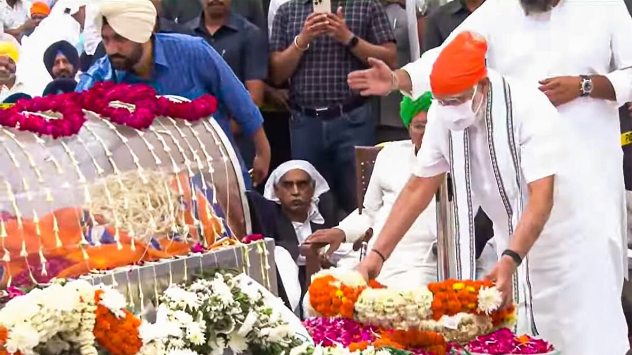 Prime Minister Narendra Modi pays his last respects to former Punjab chief minister and Shiromani Akali Dal patron Parkash Singh Badal, in Chandigarh. Credit: PTI Photo