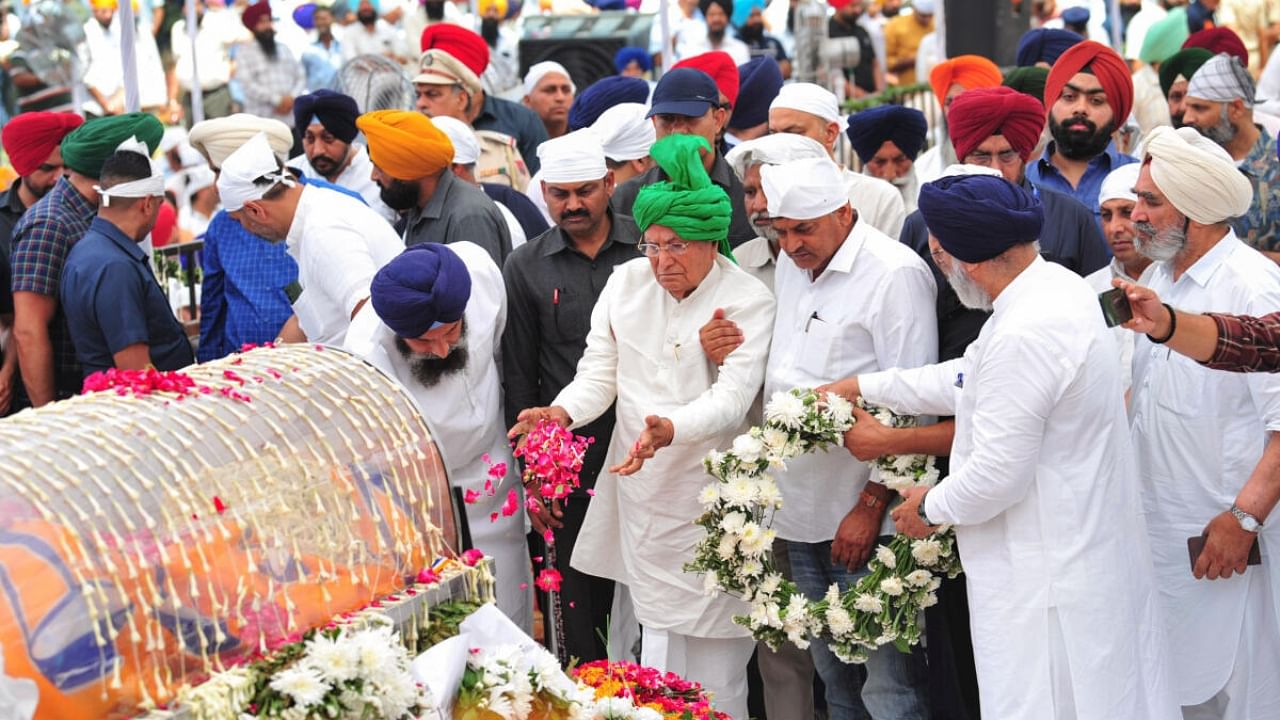 Former Haryana chief minister Om Prakash Chautala pays his last respects to former Punjab chief minister and Shiromani Akali Dal patron Parkash Singh Badal. Credit: PTI Photo