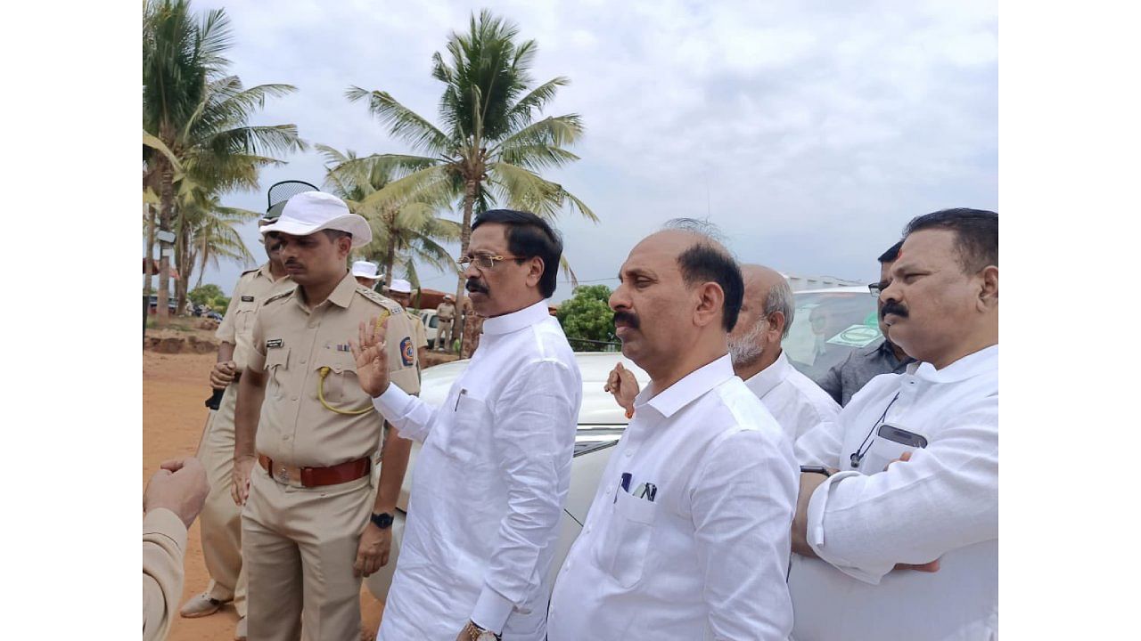 Vinay Raut with his supporters at the Barsu village in Maharashtra's Ratnagiri. Credit: Twitter/ @Vinayakrauts