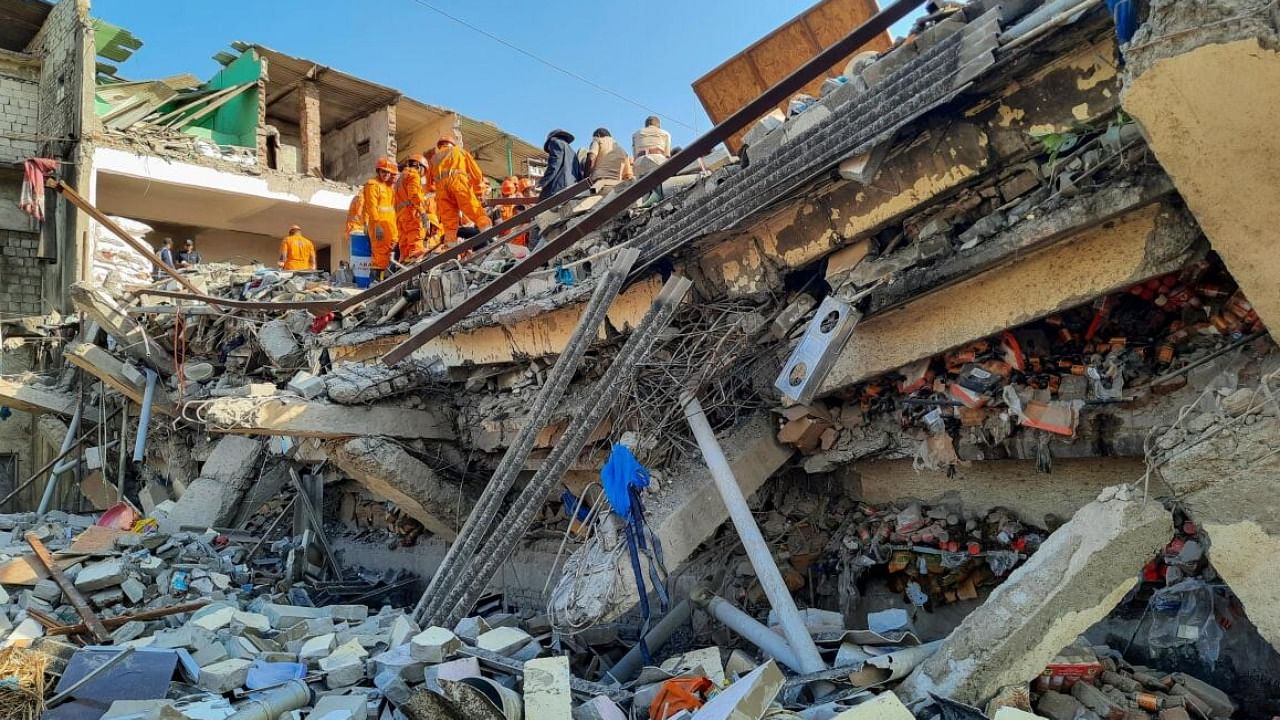 NDRF personnel carry out rescue work after collapse of the Bhiwandi Vardhaman Complex in Thane. Credit: PTI Photo