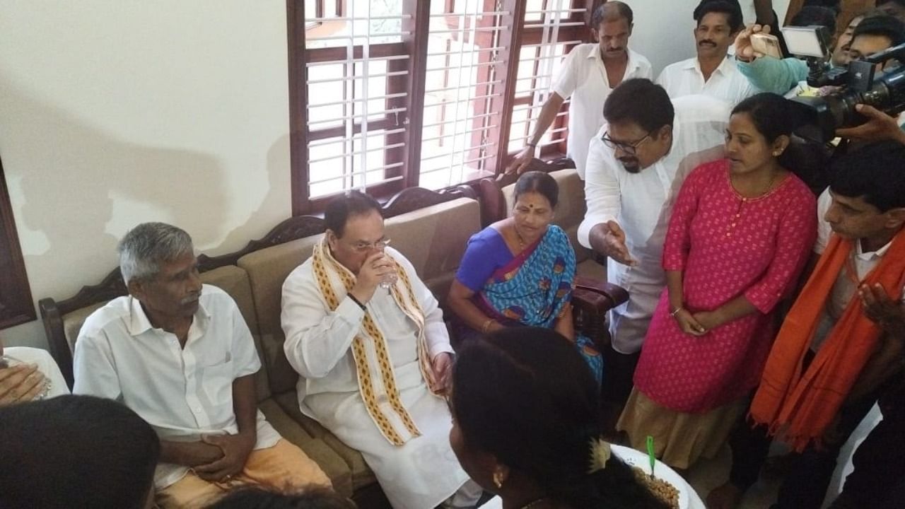 BJP leader J P Nadda visited the house of Praveen Nettaru at Bellare in Sullia on Sunday. DH Photo