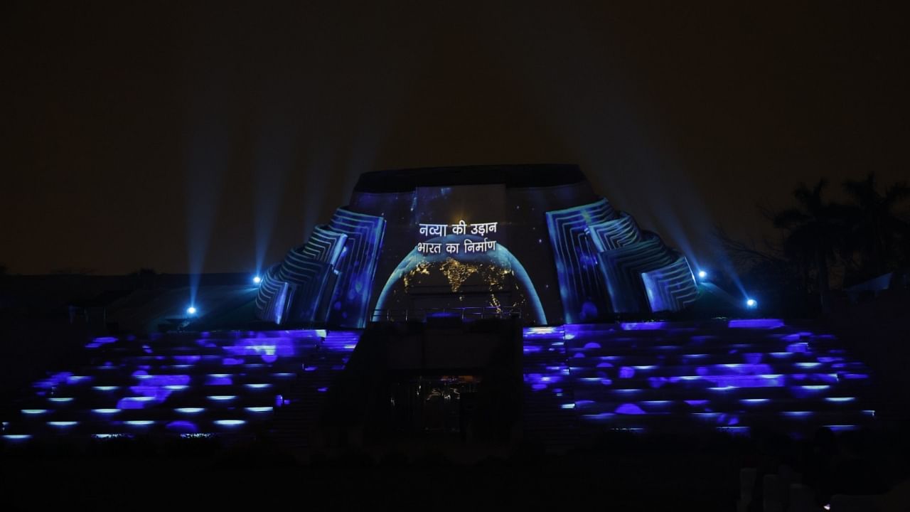 Projection mapping shows to celebrate 100th episode of Mann Ki Baat. Credit: Twitter/@AmritMahotsav