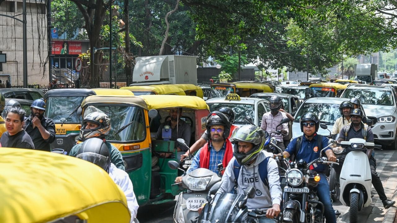Barricades were placed on these roads, and traffic police personnel were deployed to create a corridor for Prime Minister Narendra Modi’s departure. Vehicles piled up as they waited for traffic to resume on these roads. Credit: DH Photo