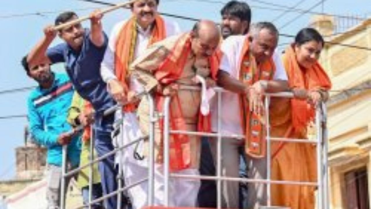 CM Bommai waved at the gathering and asked them to vote for T S Srivatsa, BJP’s candidate for Krishnaraja. Credit: DH Photo