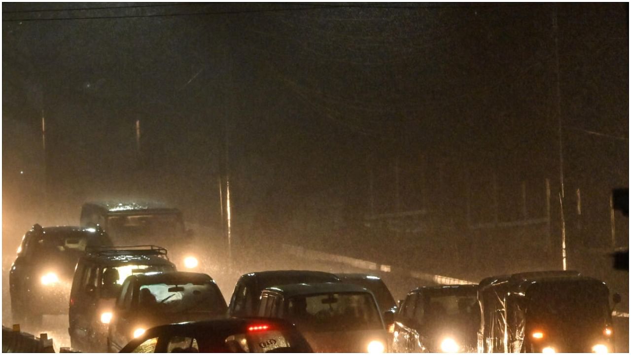 Heavy rain lashed parts of Mysuru city, on Monday evening. The movement of vehicles was amdist heavy downpour, on JLB Road. Credit: DH Photo