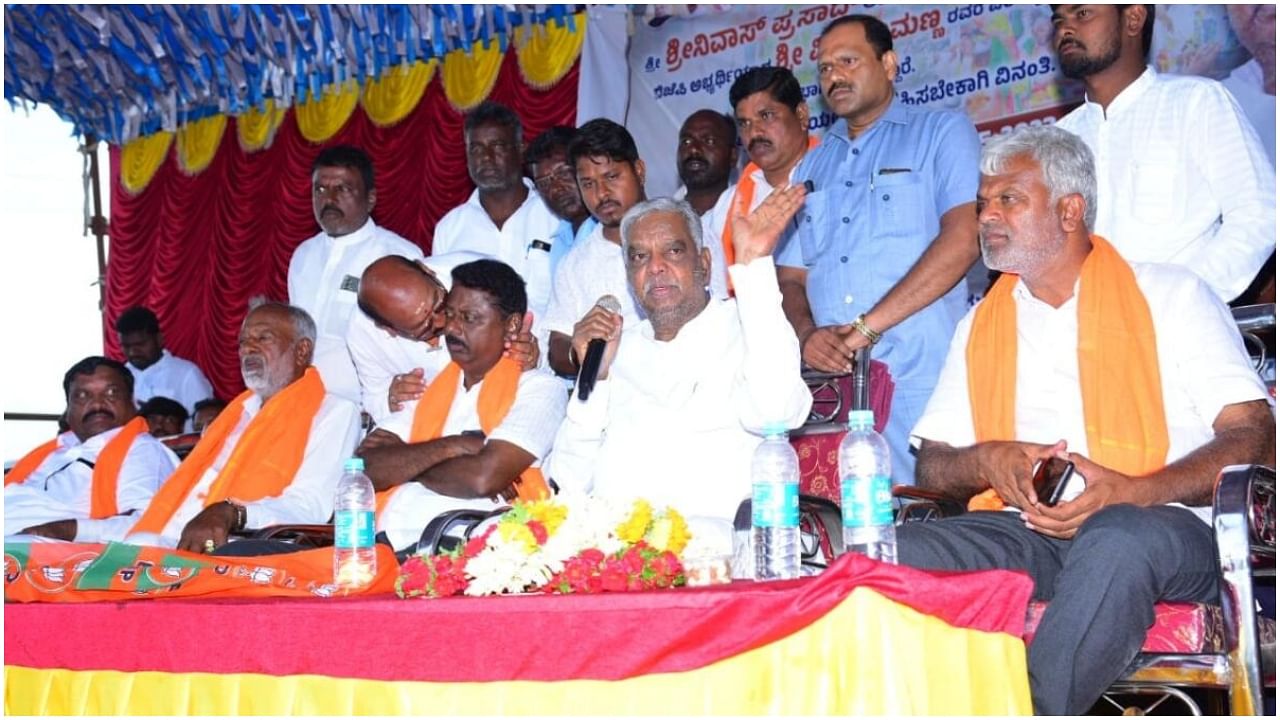 MP V Srinivas Prasad addresses the gathering while campaigning for BJP candidate V Somanna, at Tagadur village in Nanjangud taluk, Mysuru district, on Monday. Credit: Special Arrangement