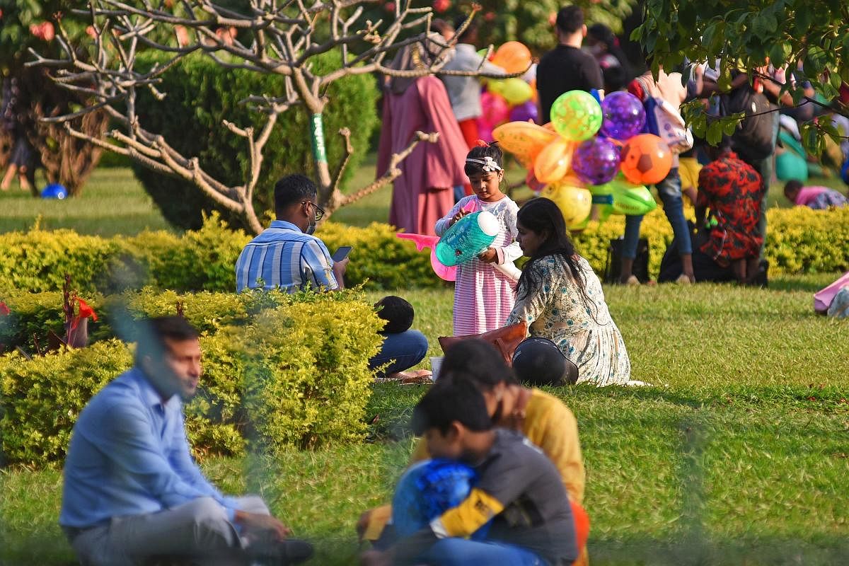 Currently, PDA, eating, playing ball games, skating, climbing trees, and cameras are not allowed inside Cubbon Park. DH Photo by Pushkar V