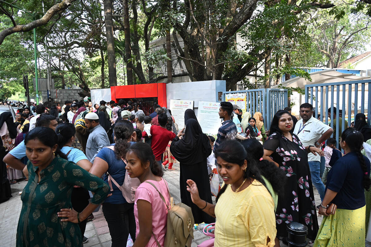 The crowd outside Bal Bhavan that has Putani Express and other kid-friendly activities.DH Photo by B K Janardhan