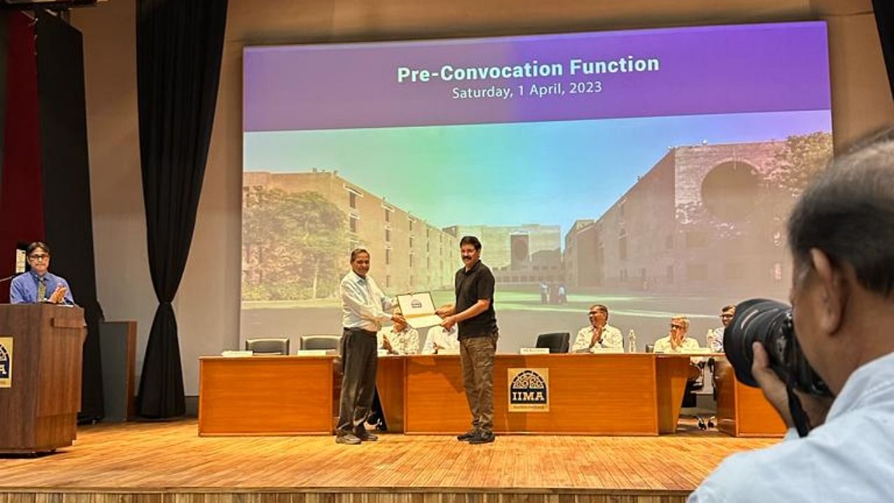 Ex-IPS officer Rajnish Rai (black shirt) receiving award at IIMA. Credit: Special Arrangement 