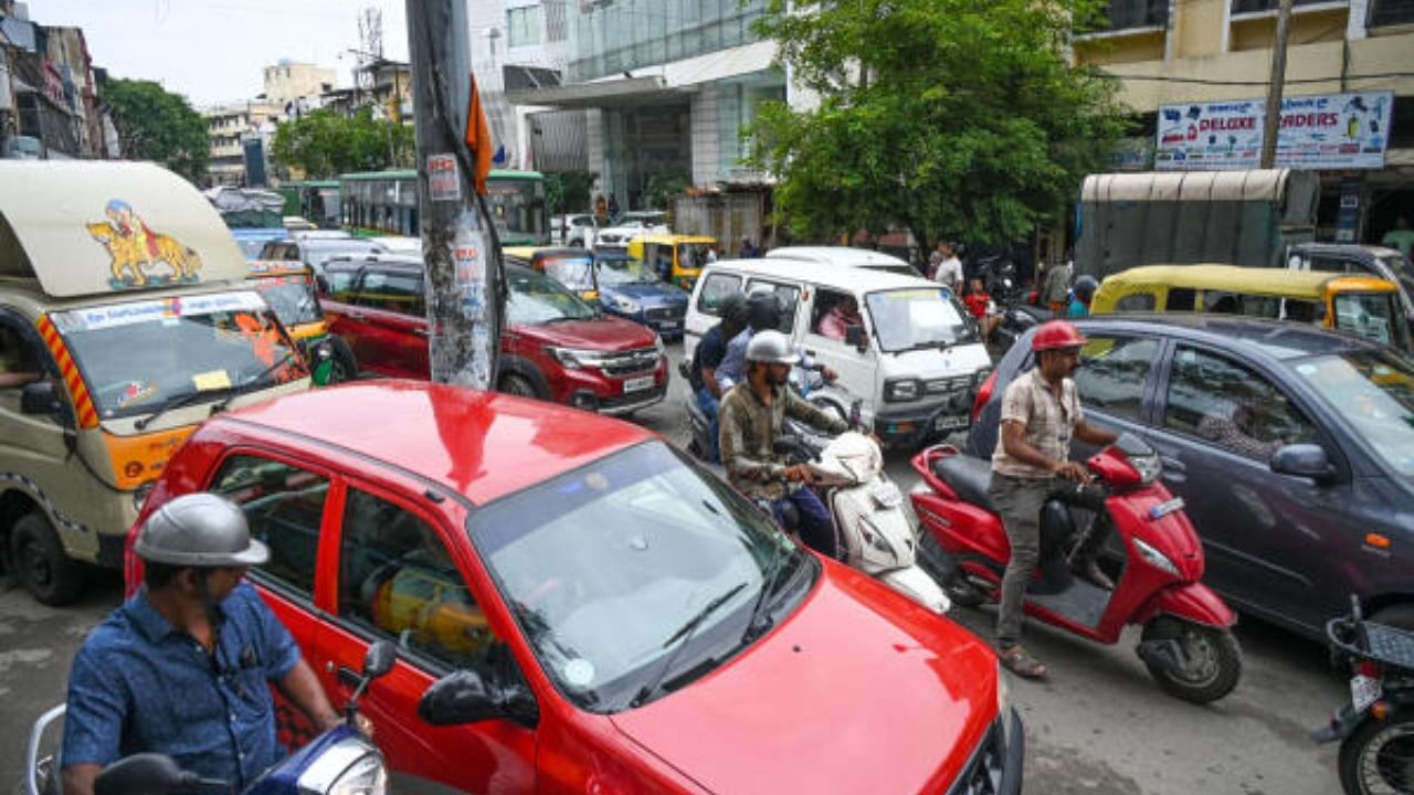 Traffic in Bengaluru. Credit: DH Photo