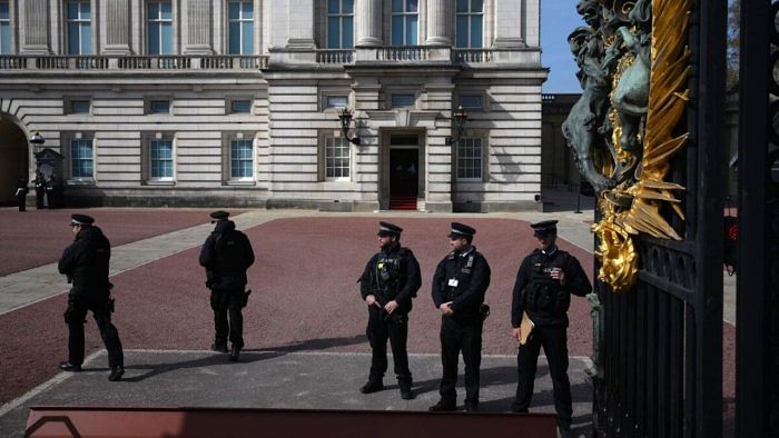 Credit: AFP PhotoBuckingham Palace arrest not being treated as terror-related  Read more at: https://www.deccanherald.com/international/world-news-politics/buckingham-palace-arrest-not-being-treated-as-terror-related-1215237.html