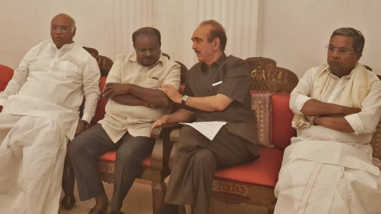 Congress leaders Mallikarjuna Kharge, Gulamnabi Azad and Siddaramaiah, having a word with JD(S) state president H D Kumaraswamy. Credit: Special Arrangement