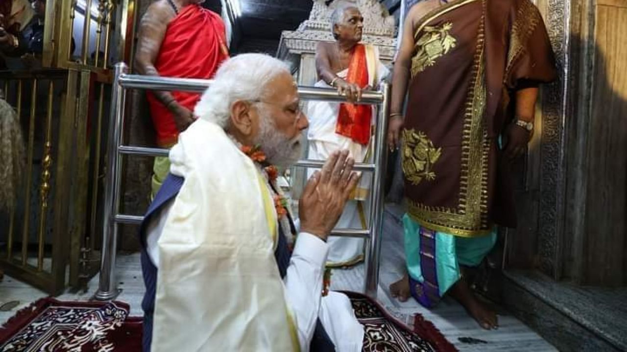 PM at Srikanteshwara temple in Nanjangud, Mysuru district. Credit: Special Arrangement