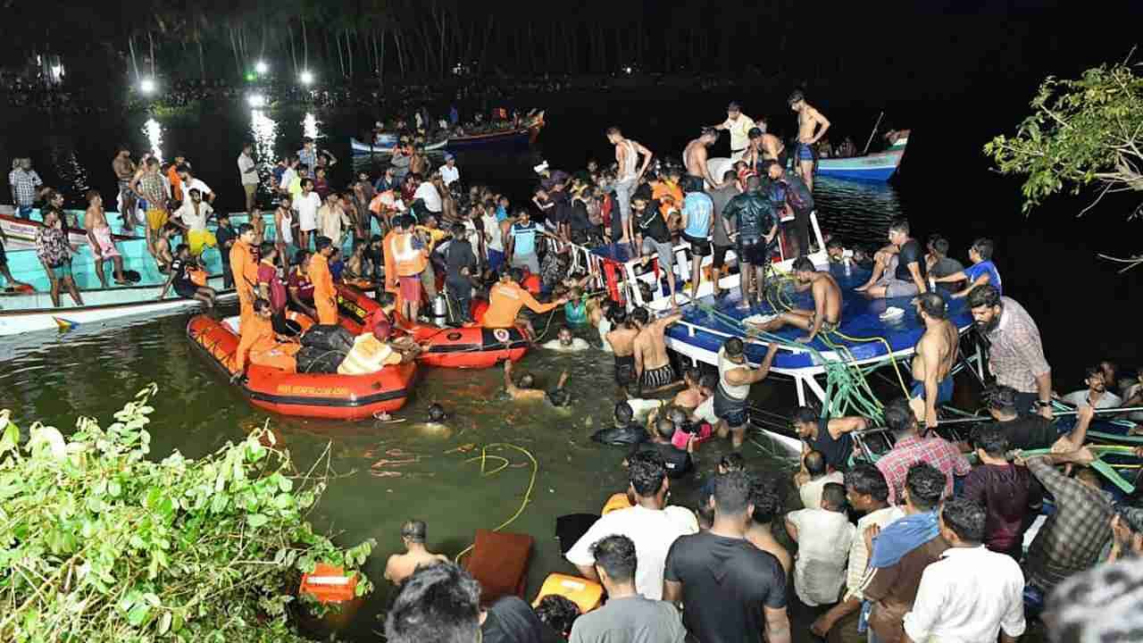 In this photograph taken on May 7, 2023, people carry out rescue operation at the site of a boat accident in Tanur, in Malappuram district of India's Kerala state. - At least 20 people died when a double-decker tourist boat capsized in India's southern state of Kerala late on May 7, authorities told local media. Credit: AFP Photo