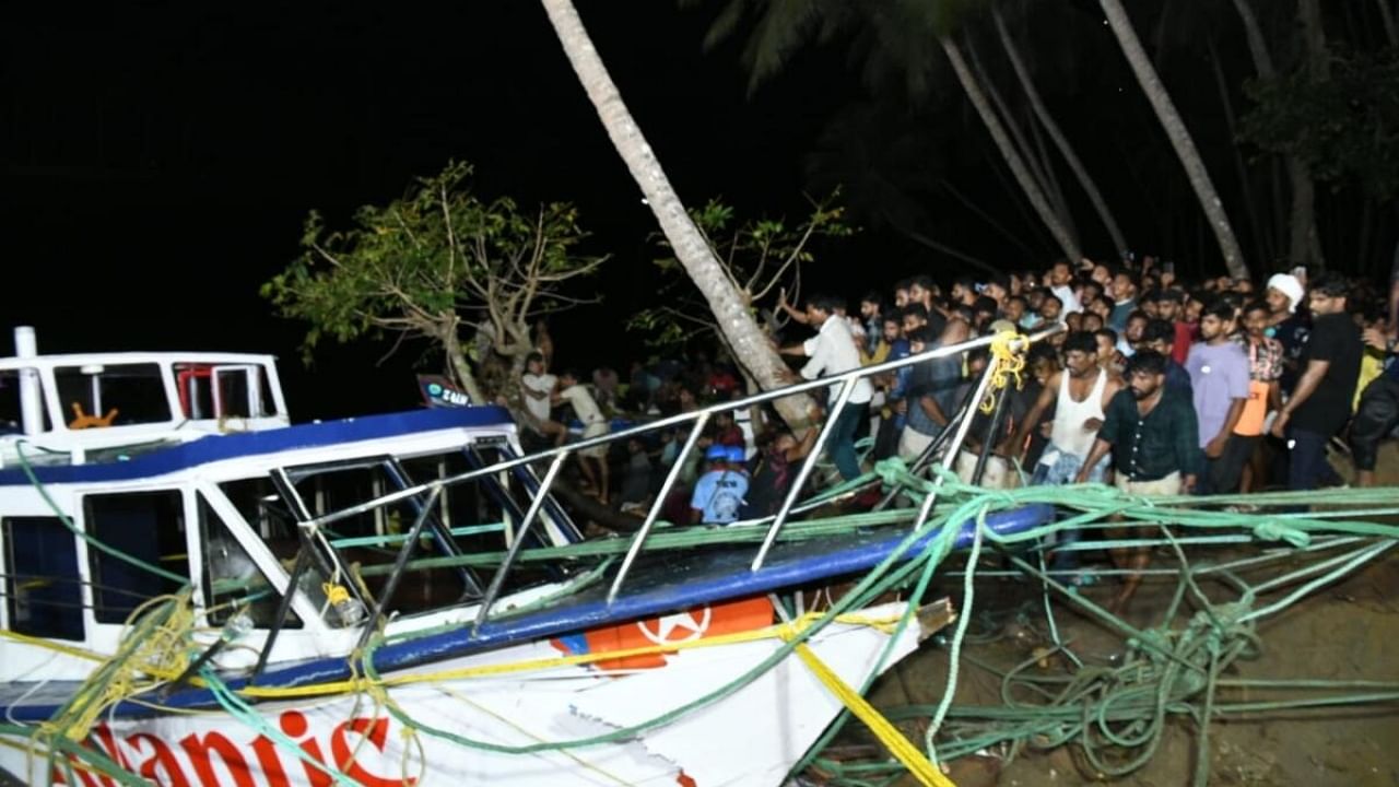  Rescue operation underway after a boat sank near Tuvalthiram beach, at Tanur area of Malappuram district on Sunday. Credit: IANS Photo