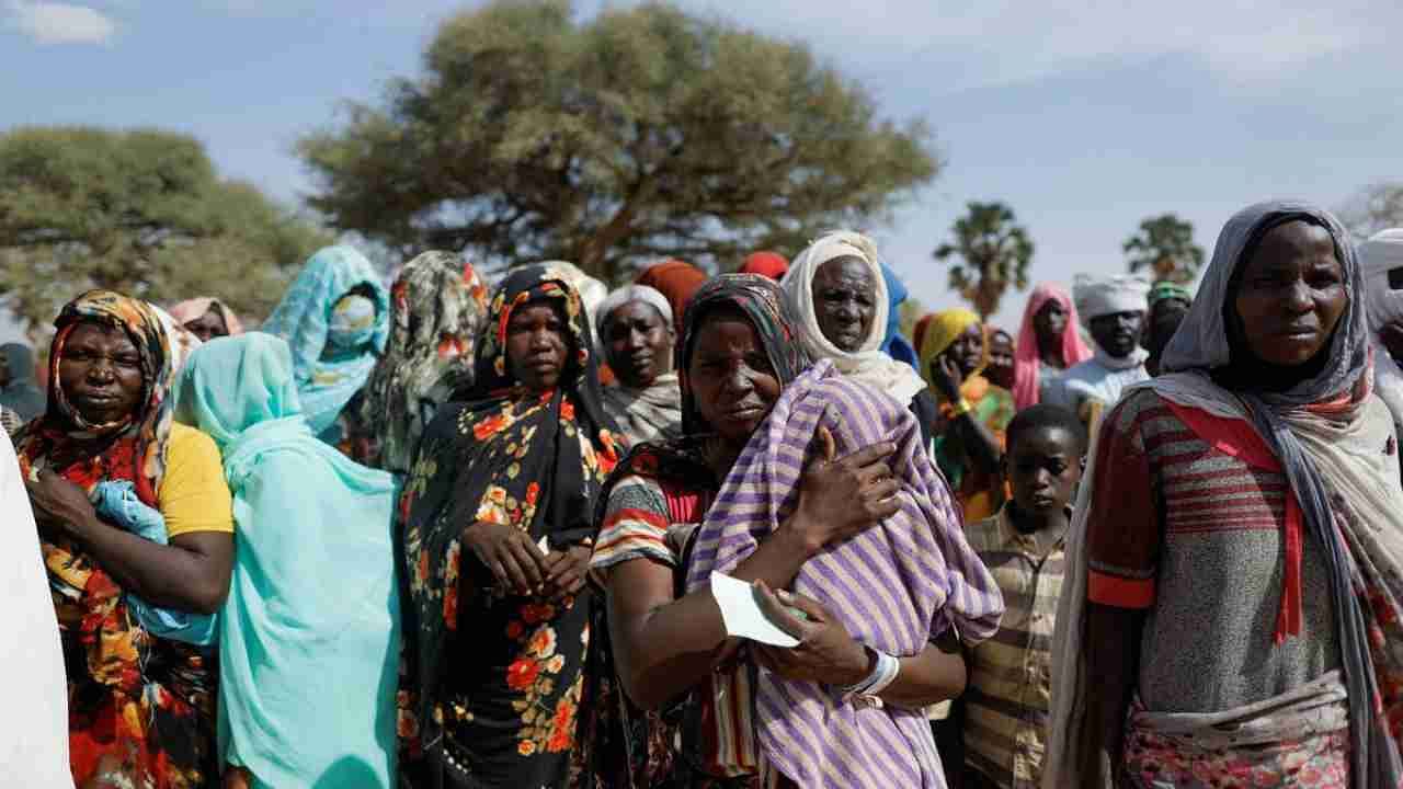 Sudanese refugees, who fled the violence in their country, wait to receive food supplies from a Turkish aid group (IHH) near the border between Sudan and Chad in Koufroun, Chad May 7, 2023. Credit: Reuters Photo