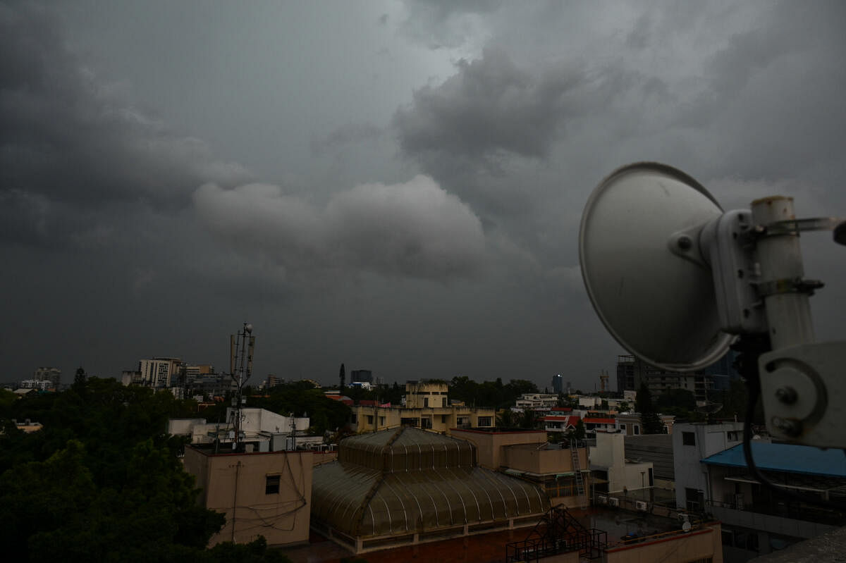 Aerial view of MG Road at 4.48 pm on Monday. DH Photo by B H Shivakumar