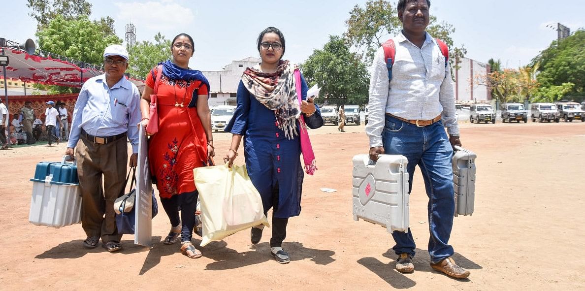 Polling officers taking EVM & VVPAT machines to their respective polling booths. Credit: DH Photo/ Prashanth HG