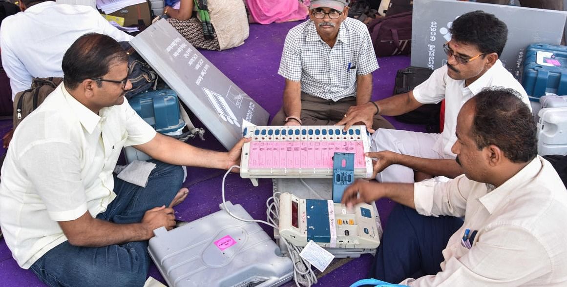  Polling officers check their EVM & VVPAT machines. DH Photo: Prashanth HG