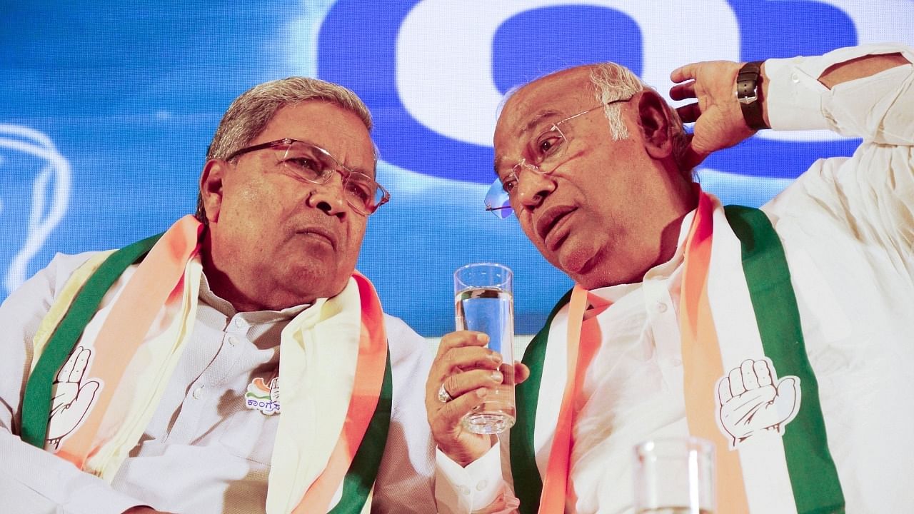 Congress President Mallikarjun Kharge along with senior party leader Siddaramaiah. Credit: IANS Photo