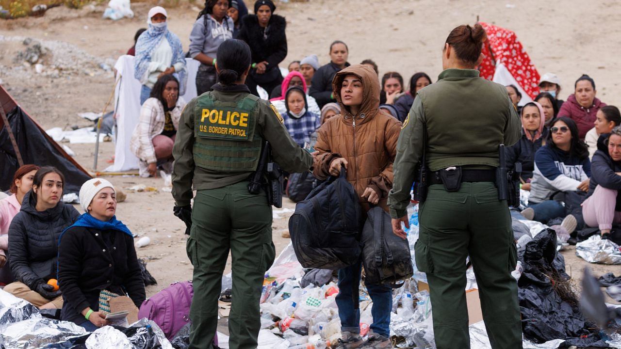 Migrants gather along the US-Mexico border near San Diego before the lifting of Tile 42. Credit: Reuters Photo