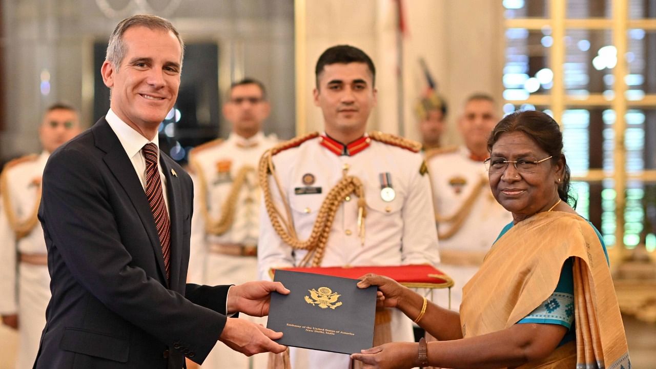 Eric Garcetti, Ambassador of the USA with President Droupadi Murmu. Credit: Twitter/@rashtrapatibhvn