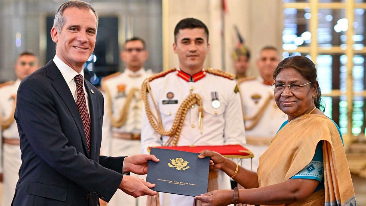 President Droupadi Murmu accepts credentials from the Ambassador of the United States of America Eric Garcetti. credit: PTI Photo