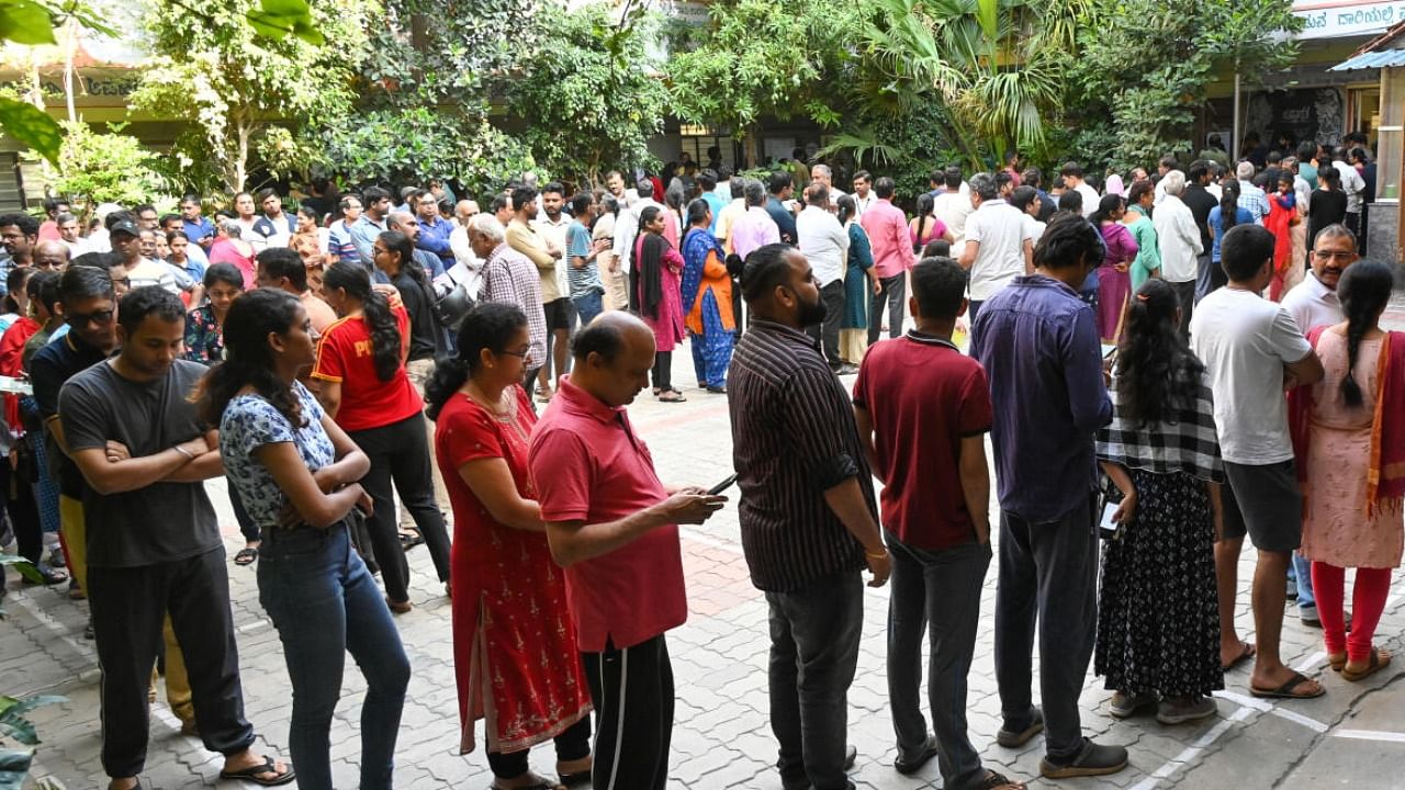 People throng to vote at a polling centre at Bengaluru's Dasarahalli. Credit: DH File Photo