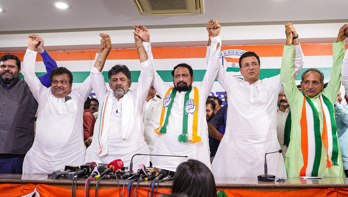 A file photo after Laxman Savadi joined the Congress at a function in Bengaluru. PTI photo