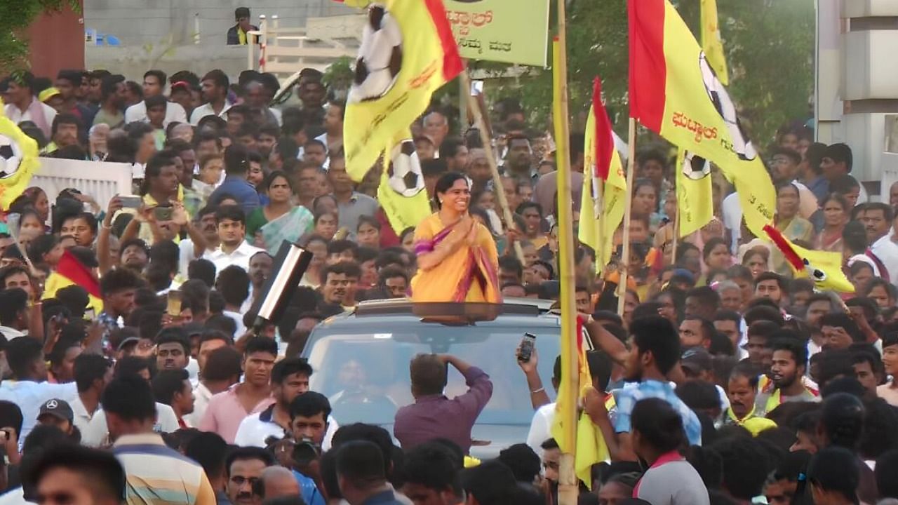 A file photo Aruna Lakshmi, wife of Janardhana Reddy taking out a roadshow. Credit: DH Photo