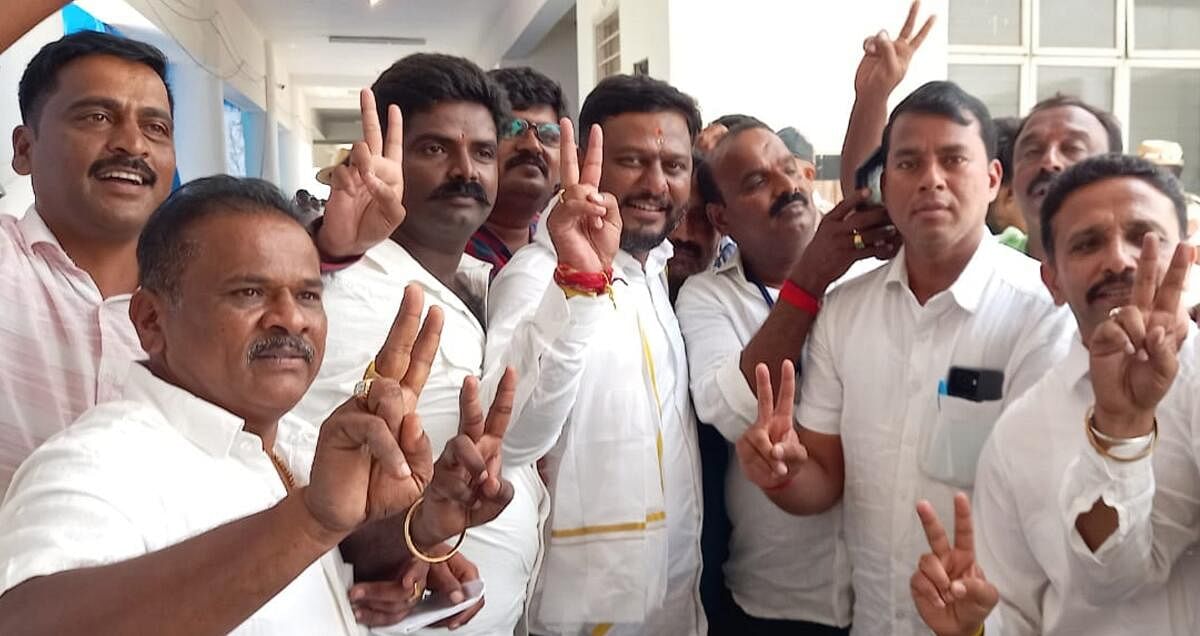 Swaroop Prakash shows the victory sign in Hassan. Credit: DH Photo