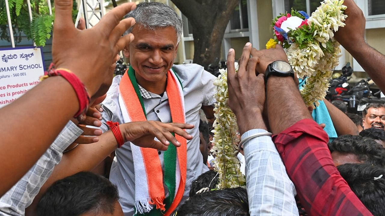Krishna Byre Gowda celebrates his victory outside a counting centre. DH PHOTO/Pushkar V