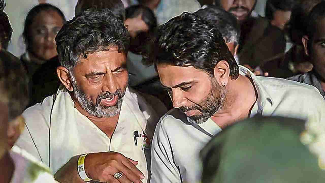 Karnataka Congress President DK Shivakumar with Naresh Arora, Co-Founder, DesignBoxed during the campaign for Karnataka Assembly elections. Credit: PTI Photo