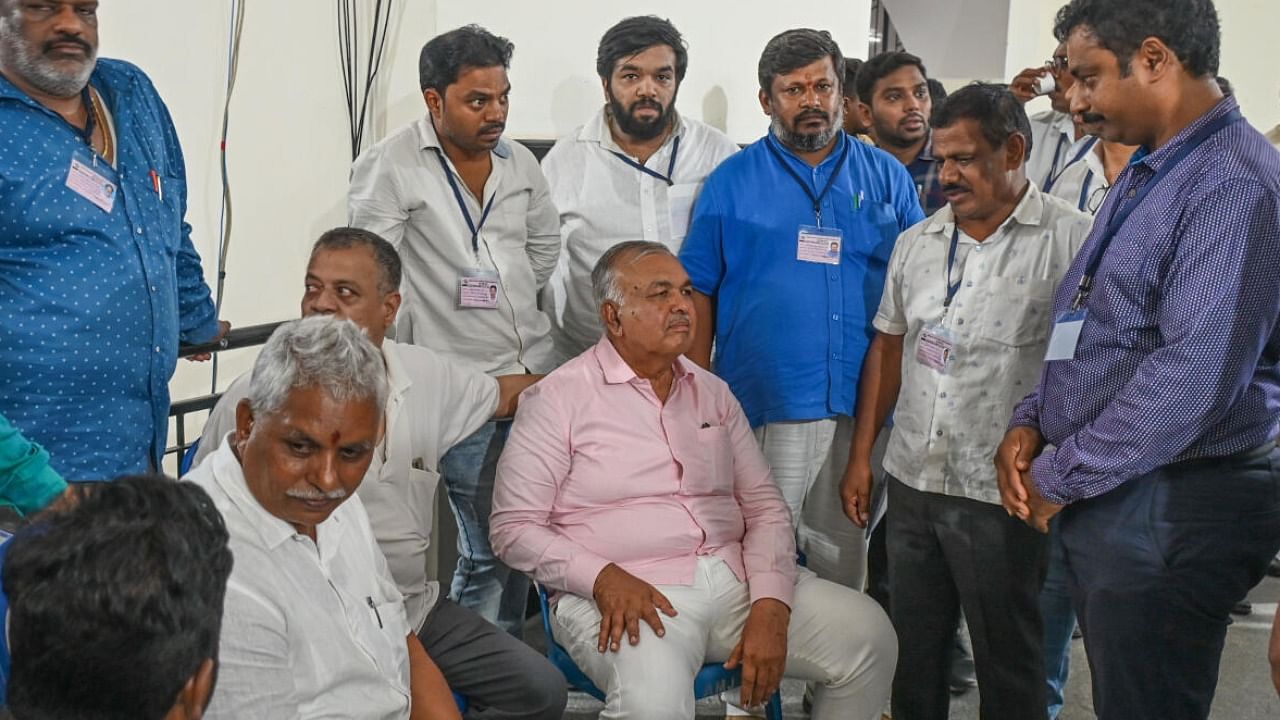 Ramalinga Reddy awaits the result of his daughter, Sowmya Reddy, the Congress candidate from Jayanagar constituency, at the SSRMV College counting centre in Bengaluru on Saturday. Credit: DH Photo