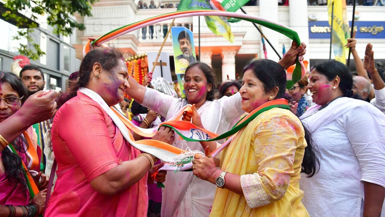 Congress supporters celebrate outside the party office on Queen's Road. DH PHOTO/RANJU P