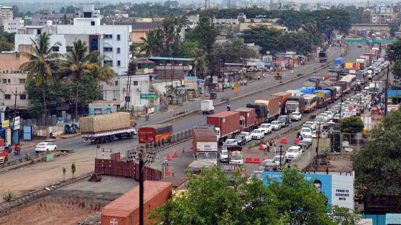 Traffic moves slowly on Pune-Bengaluru National Highway due to demolition of Malkapur bridge as part of the six-laning work of Kagal-Satara stretch of the highway, in Karad, Saturday, April. Credit: PTI Photo