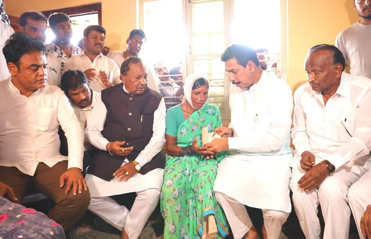 State BJP president Nalin Kumar Kateel hands over a compensation cheque to a family member of party worker Krishnappa, who was killed in clash recently, in Hoskote. Party leaders C N Ashwath Narayan, K S Eshwarapp and M T B Nagaraj are seen. Credit: Special Arrangement
