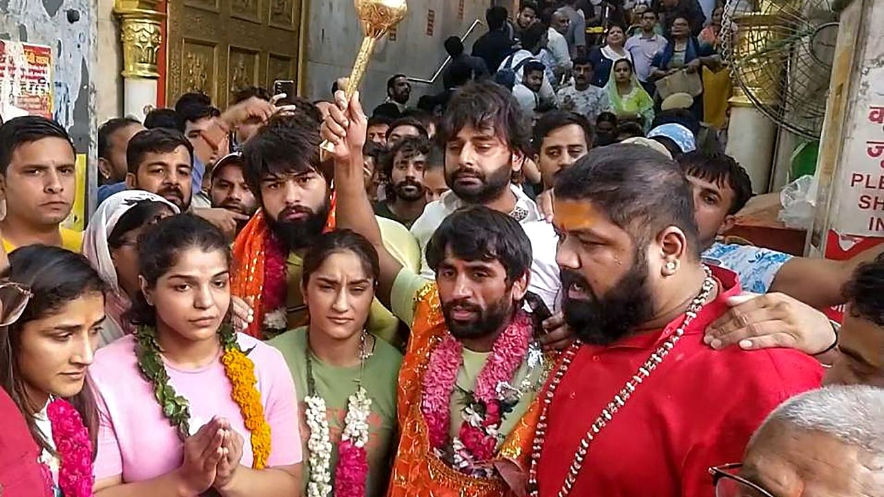 Wrestlers Bajrang Punia, Vinesh Phogat, Sakshi Malik and Sangita Phogat with supporters visit the Hanuman temple at Connaught Place during their protest march against Wrestling Federation of India (WFI) chief Brij Bhushan Sharan Singh, in New Delhi, Tuesday, May 16, 2023. Credit: PTI Photo