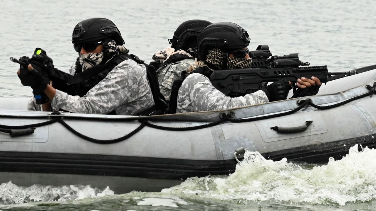 Indian Navy's Marine Commandos (MARCOS) patrol in Dal Lake in Srinagar on May 18, 2023, ahead of the upcoming G20 meeting. Credit: AFP Photo
