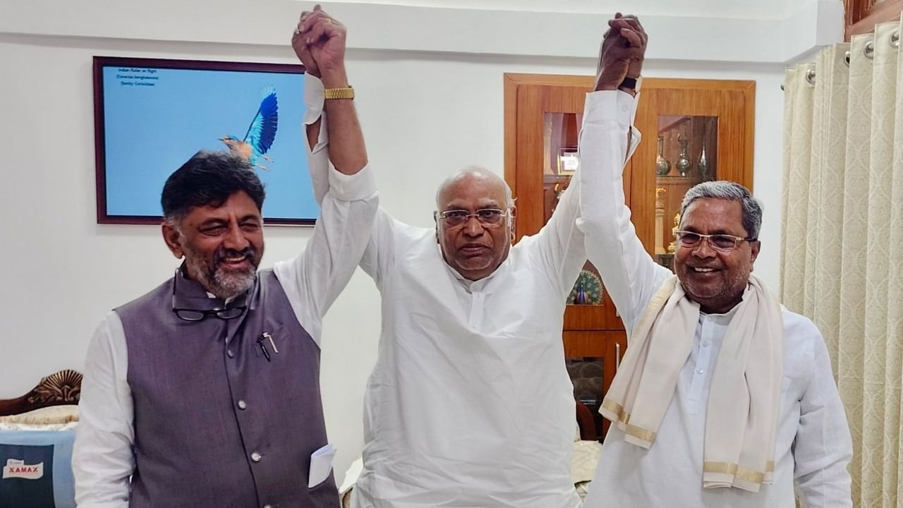 Congress President Mallikarjun Kharge (C) with newly appointed CM Siddaramaiah (R) and Dy CM D K Shivakumar (L). Credit: Twitter/@siddaramaiah