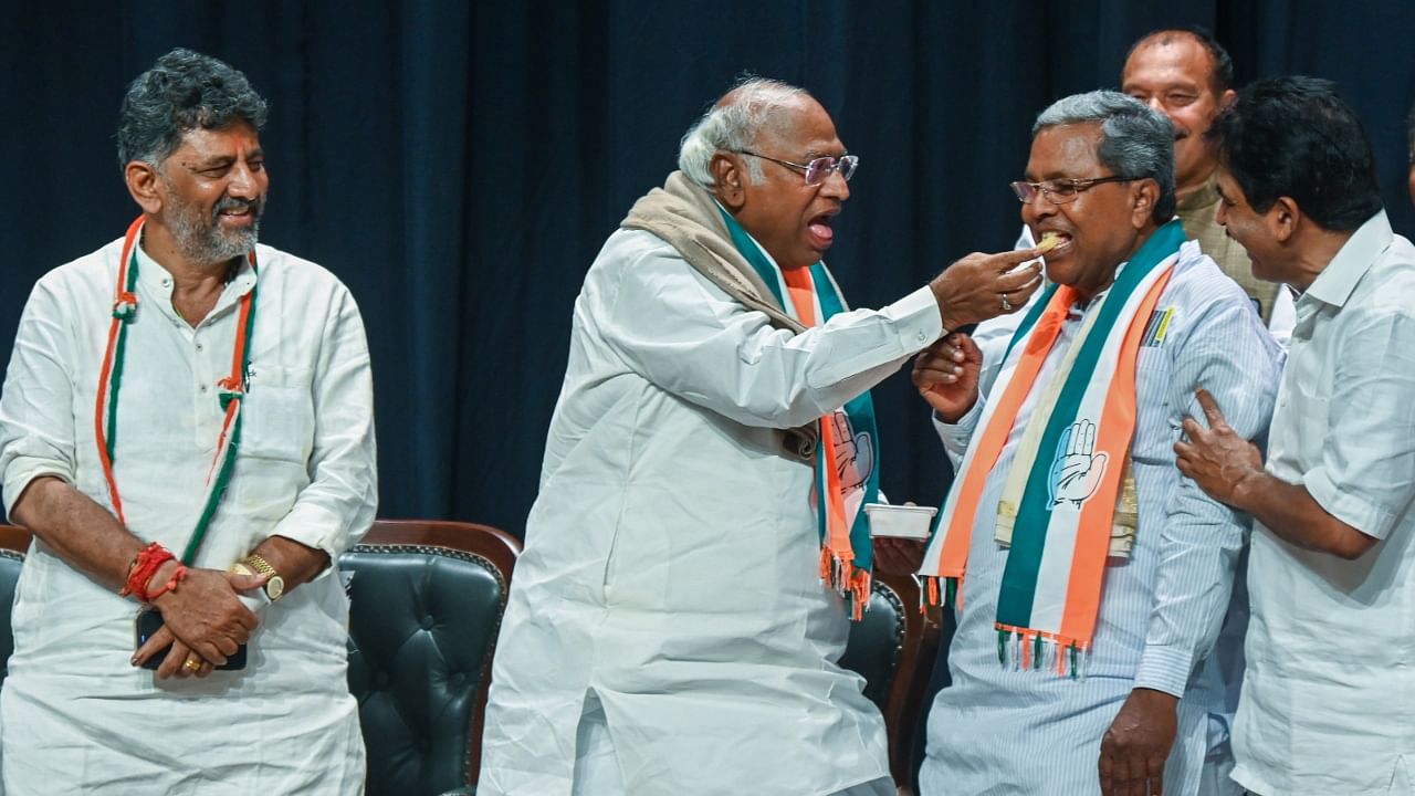 Congress leaders D K Shivakumar (L), Mallikarjun Kharge (C), and Siddaramiah. Credit: DH Photo/Pushkar V