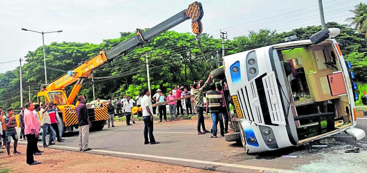 A minibus overturned on Nanjangud-Chamarajanagar Bypass Road near Nanjangud on Thursday morning. Ten people were injured in the incident. Credit: DH photo
