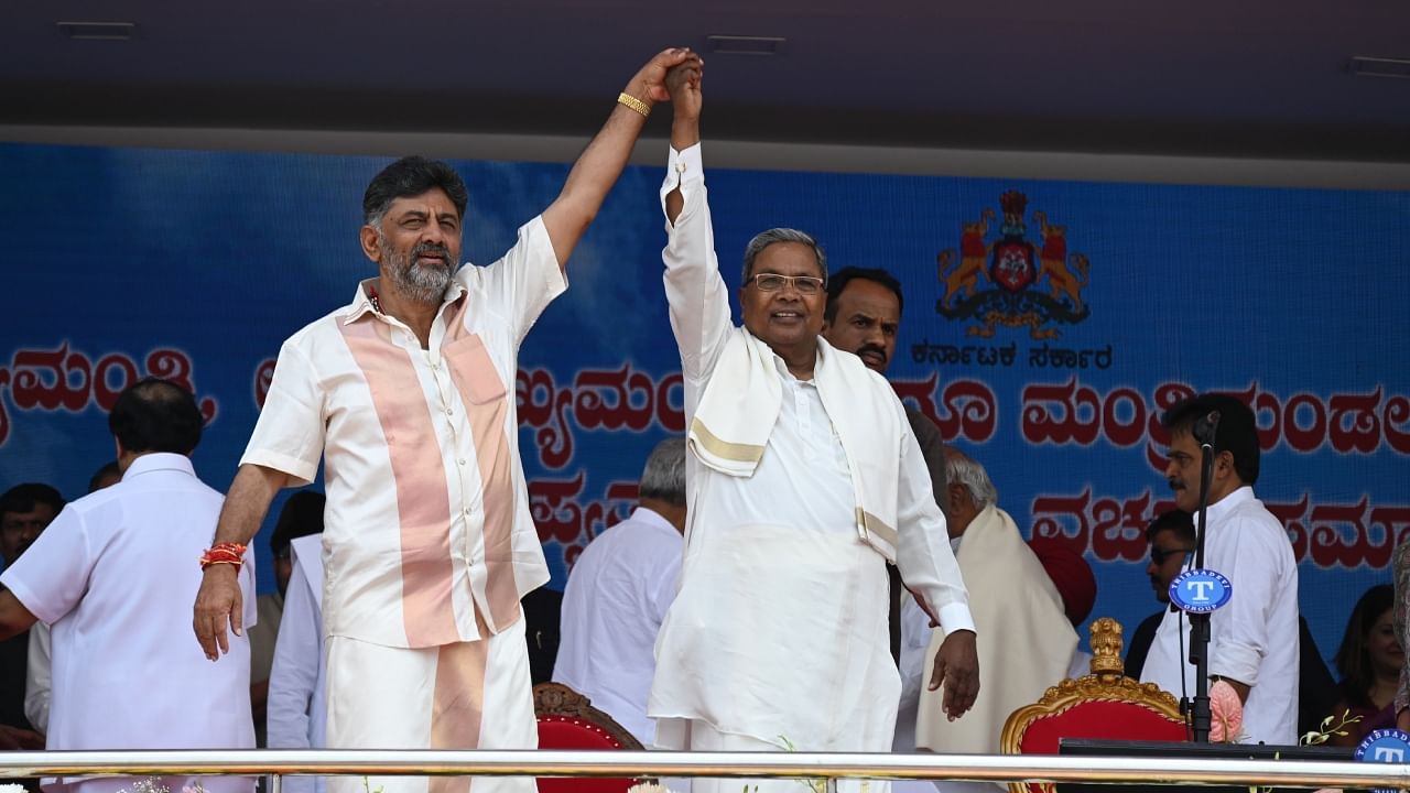 Karnataka Chief Minister Siddaramaiah (R) and Deputy Chief Minister D K Shivakumar (L) ahead of taking oath. Credit: DH Photo