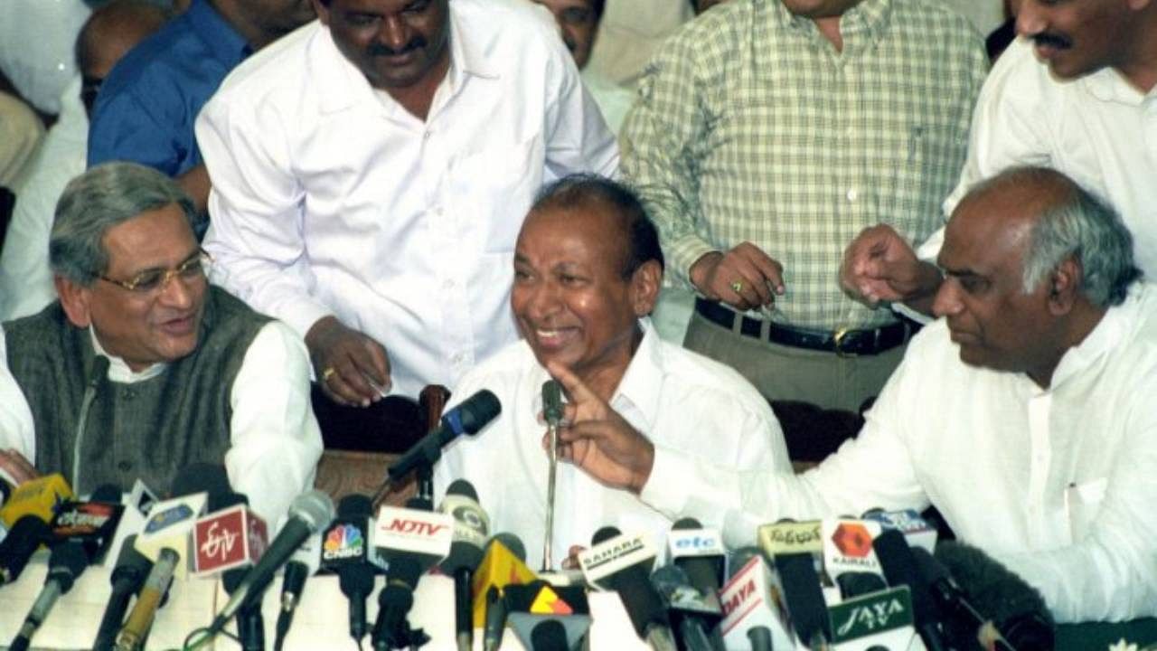 Thespian Rajkumar, flanked by then chief minister S M Krishna and home minister Mallikarjun Kharge, speaks to media after he was was released from the clutches of forest brigand Veerappan in the year 2000. Credit: DH file photo