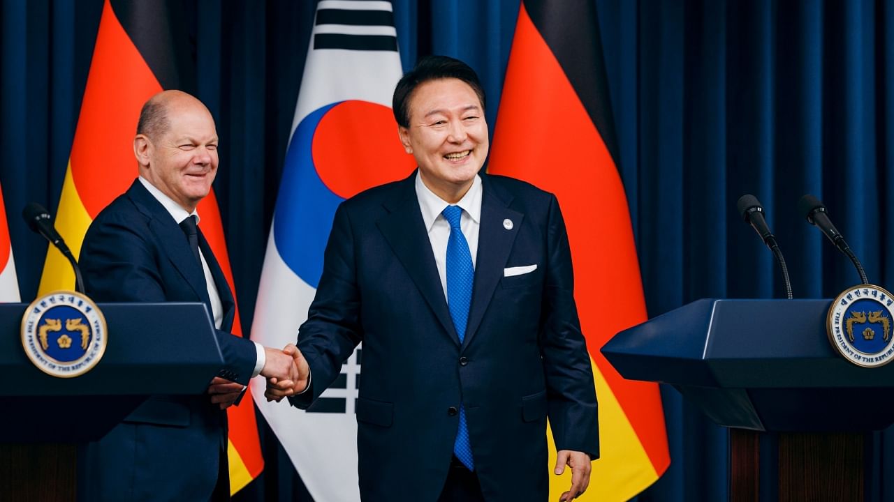 German chancellor Olaf Scholz (L) with South Korean President Yoon Suk Yeol Credit: Twitter/@Bundeskanzler