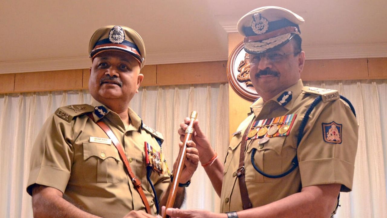 Outgoing DG&IGP Praveen Sood hands over charge to newly appointed DG&amp;IGP Alok Mohan in Bengaluru on Monday. Credit: DH Photo
