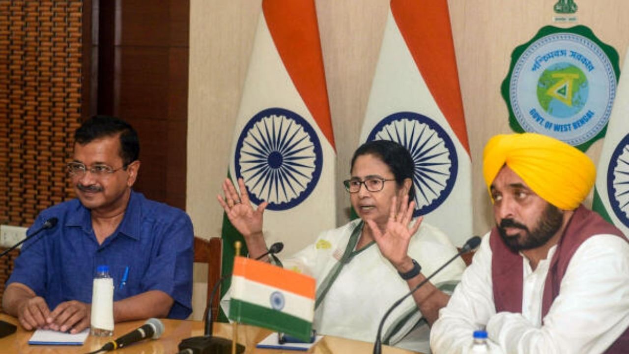 West Bengal Chief Minister Mamata Banerjee in a meeting with Delhi Chief Minister and AAP Convener Arvind Kejriwal. Credit: PTI Photo