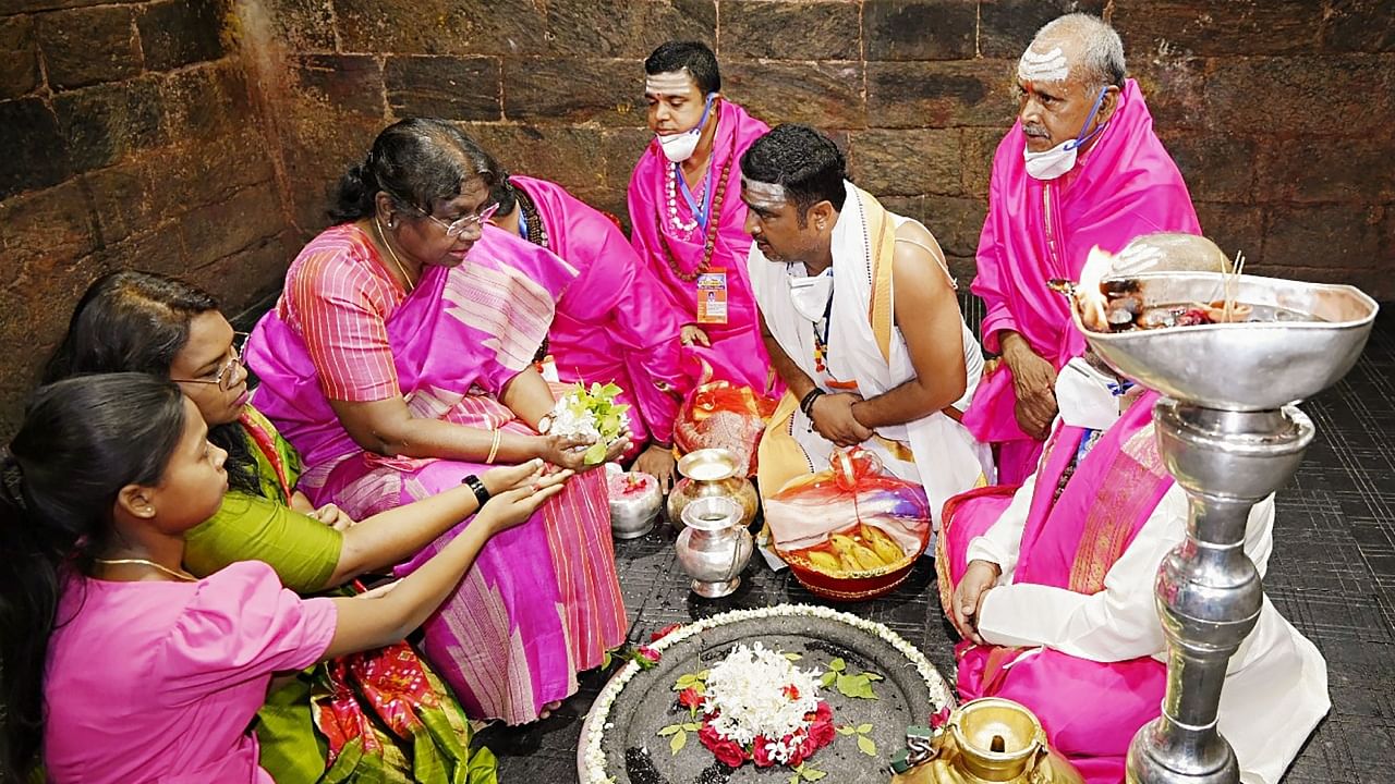 President Droupadi Murmu perform rituals at Baba Baidyanath Dham, in Deoghar, Jharkhand, Wednesday, May 24, 2023. Credit: PTI Photo