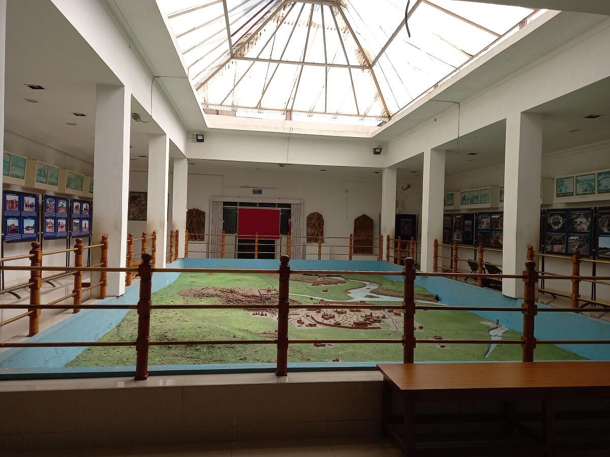 The open-air exhibit at the entrance of the Aihole museum (left); sculptures on display. Photos by author